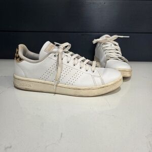 Adidas Advantage White Athletic Shoes Leopard Print Accents Size 8.5